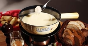 Fondue Gruyère AOP dans un caquelon à fondue